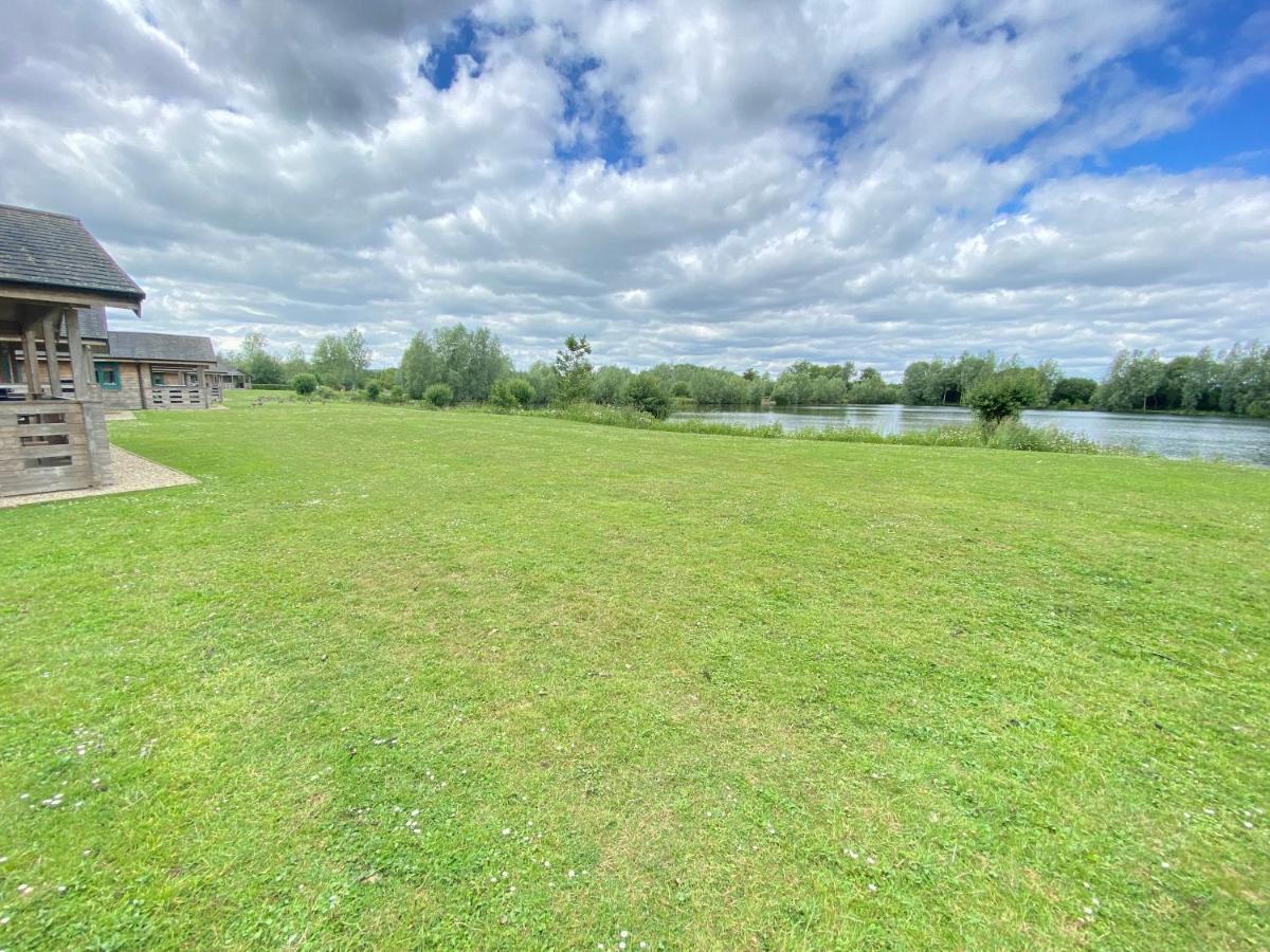 Maple, Lake Pochard 1 South Cerney Exterior photo